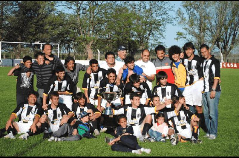 El equipo albinegro festejÃ³ la obtenciÃ³n de la copa al ganar ayer por penales 