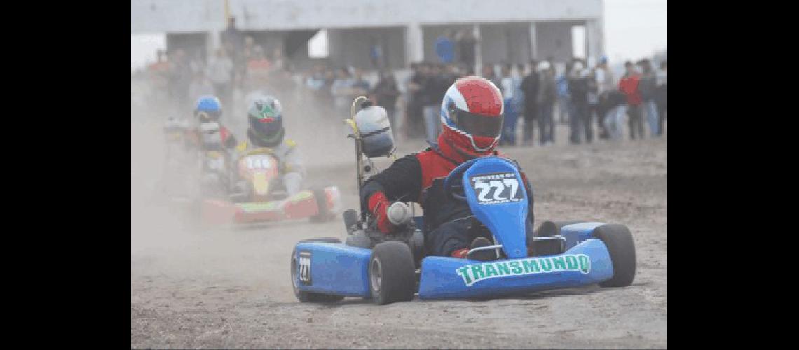 Jonatan Nieves es el puntero del campeonato de la categorÃ­a MÃ�ster 110 cc Archivo  Miguelangel 