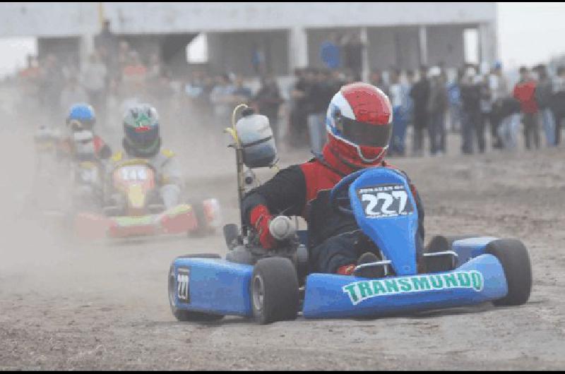 Jonatan Nieves es el puntero del campeonato de la categorÃ­a MÃ�ster 110 cc Archivo  Miguelangel 