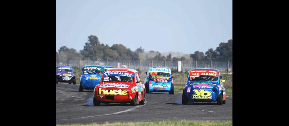 Mano a mano en el AMCO De nuevo estarÃ�n frente a frente en el Hermanos Emiliozzi el Renault de Serra y el Fiat de Stracquadaini Archivo  Miguelangel 