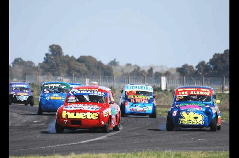 Mano a mano en el AMCO De nuevo estarÃ�n frente a frente en el Hermanos Emiliozzi el Renault de Serra y el Fiat de Stracquadaini Archivo  Miguelangel 