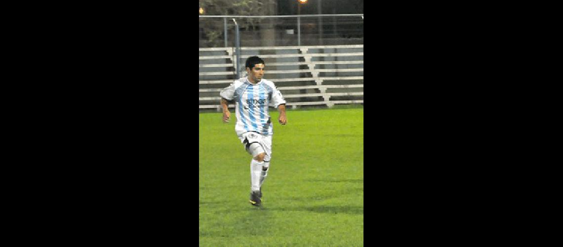 JosÃ© Luis Vivas marcÃ³ un gol y luego se retirÃ³ lesionado Archivo 