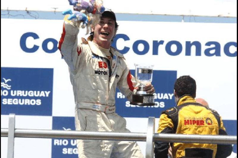 NicolÃs Pezzucchi y sus muÃ±ecas en el podio Puede ser campeÃ³n Fotos Prensapro 