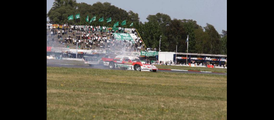 MartÃ­n Laborda ya entrÃ³ en trompo en la final del TCPM por agarrar una mancha de aceite luego de superar a Alifraco El piloto de OlavarrÃ­a quiere el tÃ­tulo caso contrario que sea para Pezzucchi Gentileza Prensapro  D Gallardo 