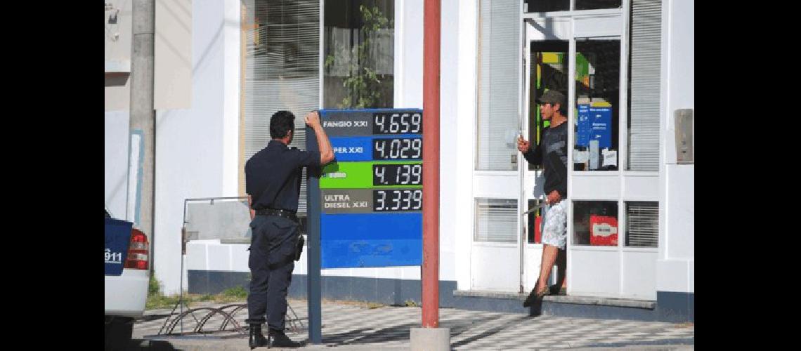 El joven de 18 aÃ±os armado con dos cuchillos habla con uno de los policÃ­as que pretendÃ­a disuadirlo Agencia