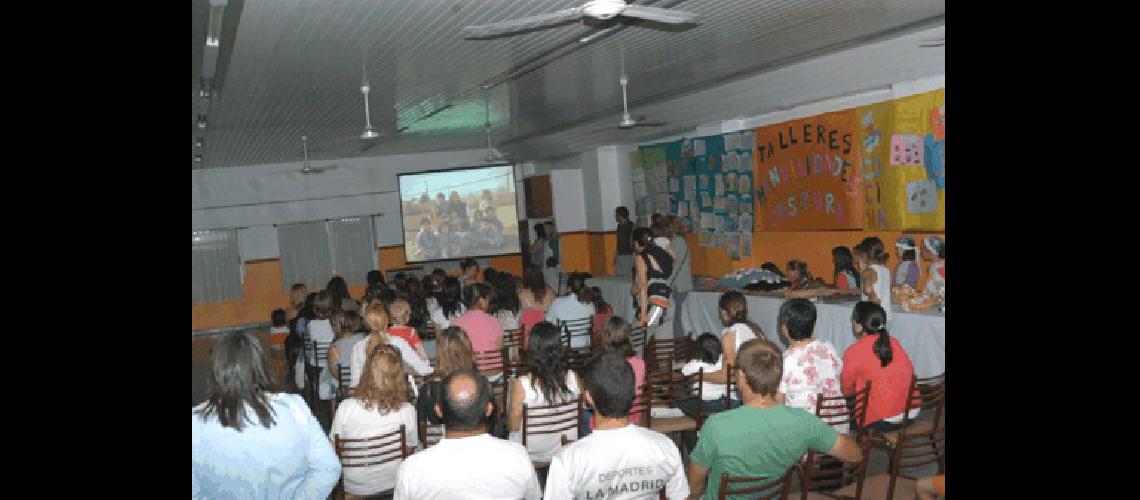 El CEC NÂº 801 cerrÃ³ su aÃ±o con una gran muestra de sus talleres 