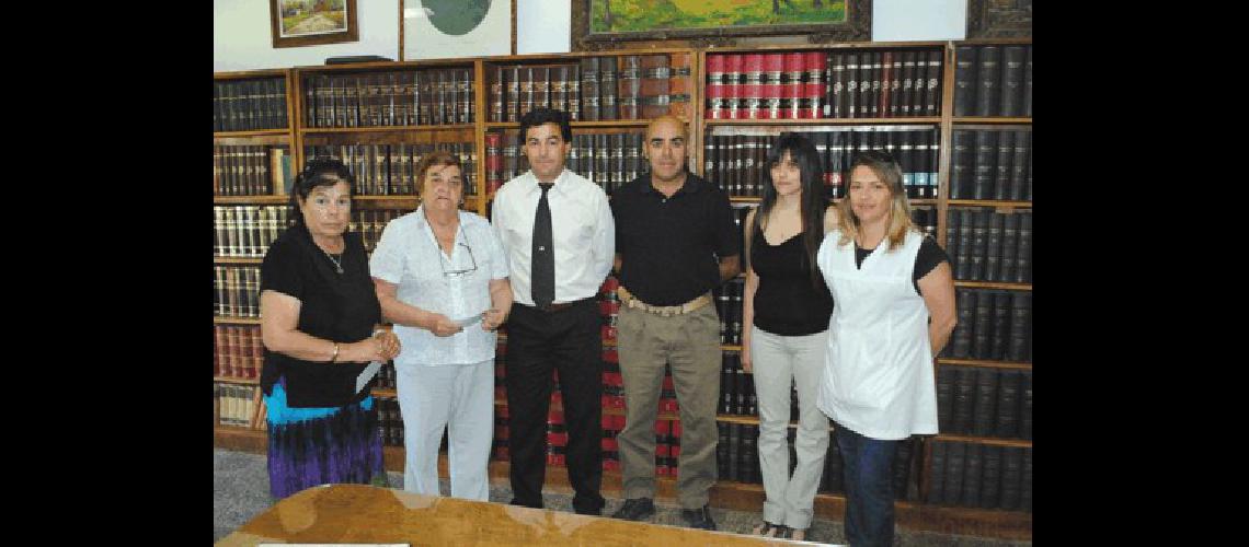 Dirigentes hicieron entrega de los cheques a los felices poseedores de la rifa 