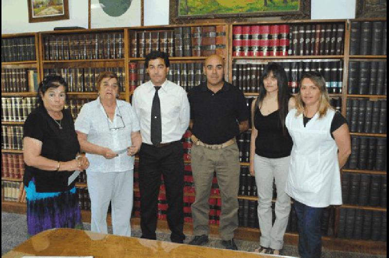 Dirigentes hicieron entrega de los cheques a los felices poseedores de la rifa 