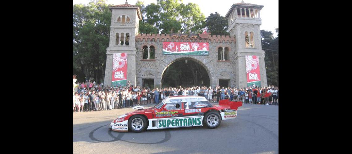 Los fanÃ�ticos se sacaron fotos y pidieron autÃ³grafos mientras que los mÃ�s afortunados dieron una vuelta en el Ford de MartÃ­n Laborda Foto gentileza Luis SÃ�nchez  VÃ©rtigo Motorsport 