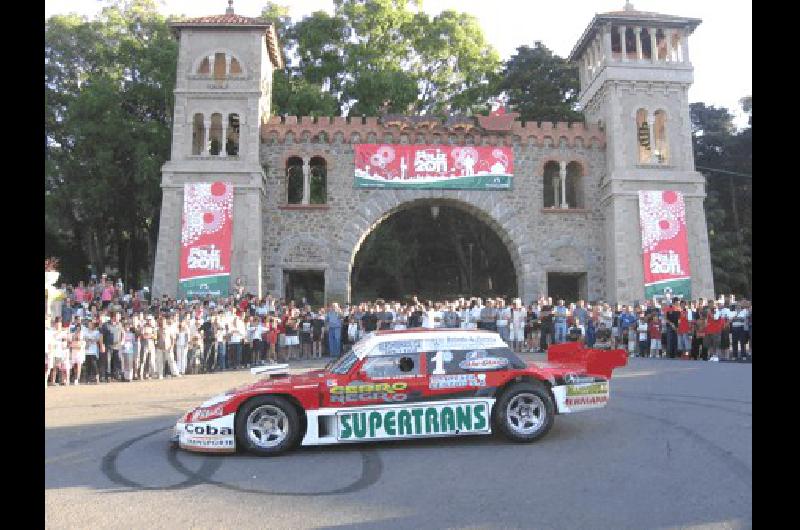 Los fanÃ�ticos se sacaron fotos y pidieron autÃ³grafos mientras que los mÃ�s afortunados dieron una vuelta en el Ford de MartÃ­n Laborda Foto gentileza Luis SÃ�nchez  VÃ©rtigo Motorsport 