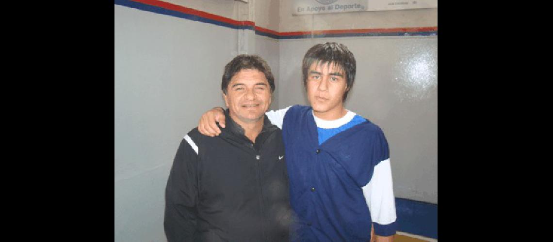 RaÃºl Antonio MÃ©ndez y su hijo Francisco Familia de basquetbolistas Archivo 