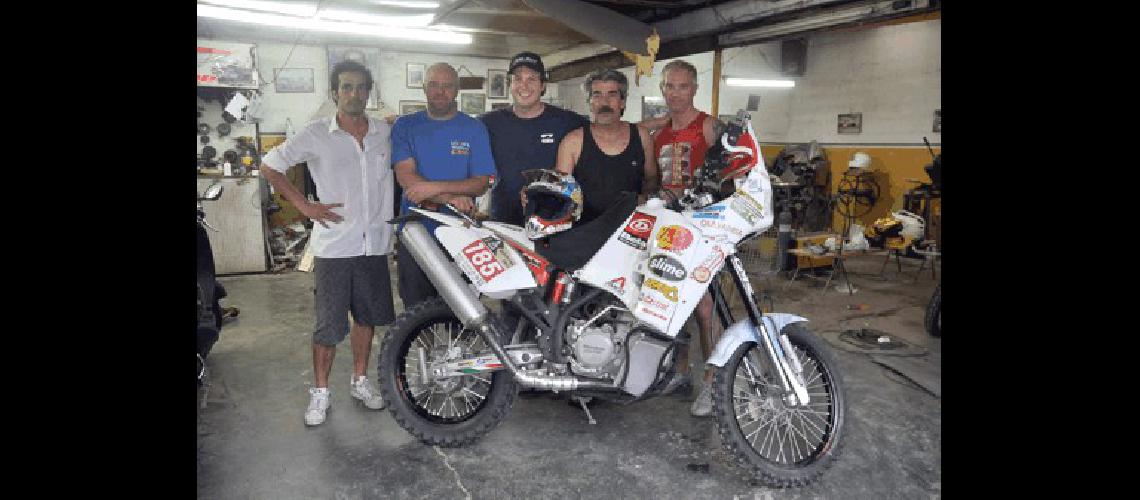 Plantel completo Lucas Pagano -fotÃ³grafo de EL POPULAR- el coordinador MartÃ­n GonzÃ�lez el piloto Juan JosÃ© Barbery el preparador HernÃ�n Hermann y el preparador FabiÃ�n Manz antes de la aventura Dakar 2011 Carlos RamÃ­rez 