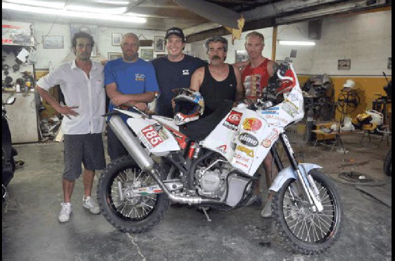 Plantel completo Lucas Pagano -fotÃ³grafo de EL POPULAR- el coordinador MartÃ­n GonzÃ�lez el piloto Juan JosÃ© Barbery el preparador HernÃ�n Hermann y el preparador FabiÃ�n Manz antes de la aventura Dakar 2011 Carlos RamÃ­rez 