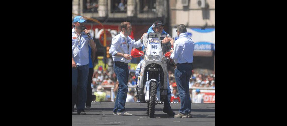 Momento histÃ³rico El piloto de OlavarrÃ­a Juan JosÃ© Gato Barbery en la largada del Dakar 2011 Argentina - Chile TÃ©lam 