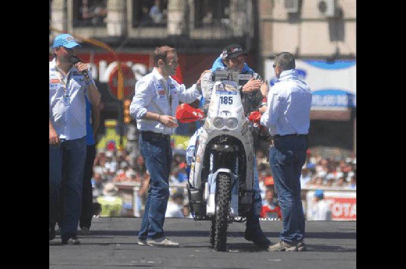 Momento histÃ³rico El piloto de OlavarrÃ­a Juan JosÃ© Gato Barbery en la largada del Dakar 2011 Argentina - Chile TÃ©lam 