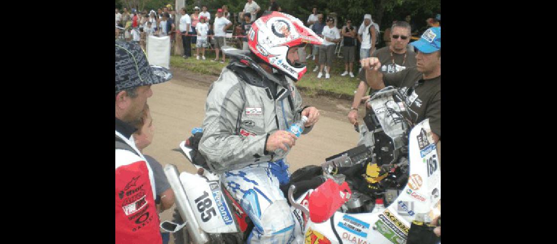 Se rompiÃ³ la moto parÃ³ a arreglar y pudo seguir El Gato continÃºa en carrera 