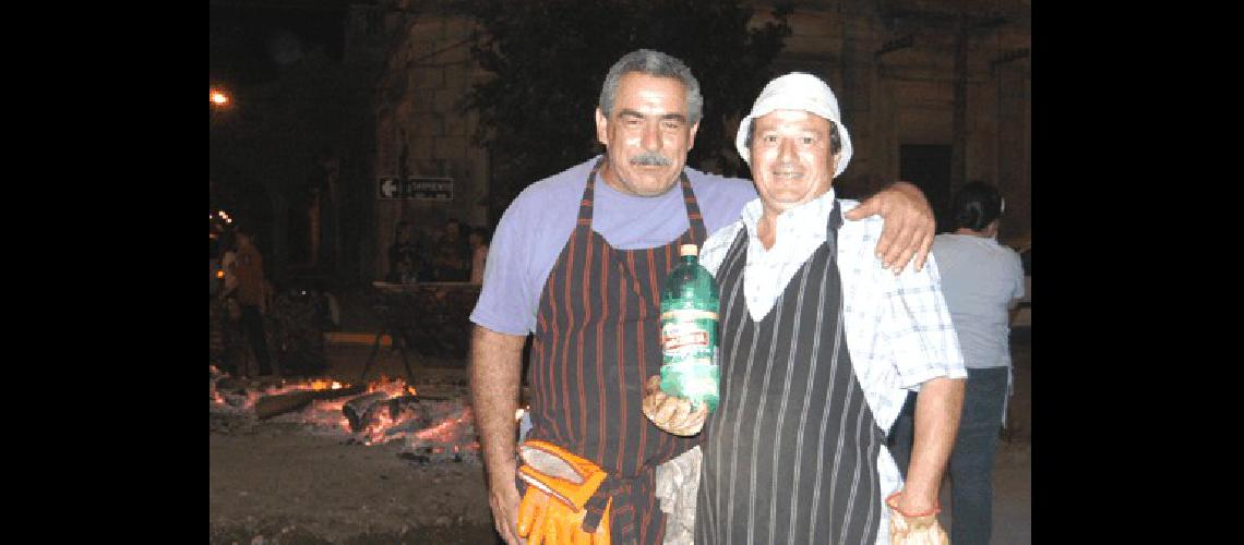 Los asadores populares se plantaron en dos de las esquinas de la calle San MartÃ­n 