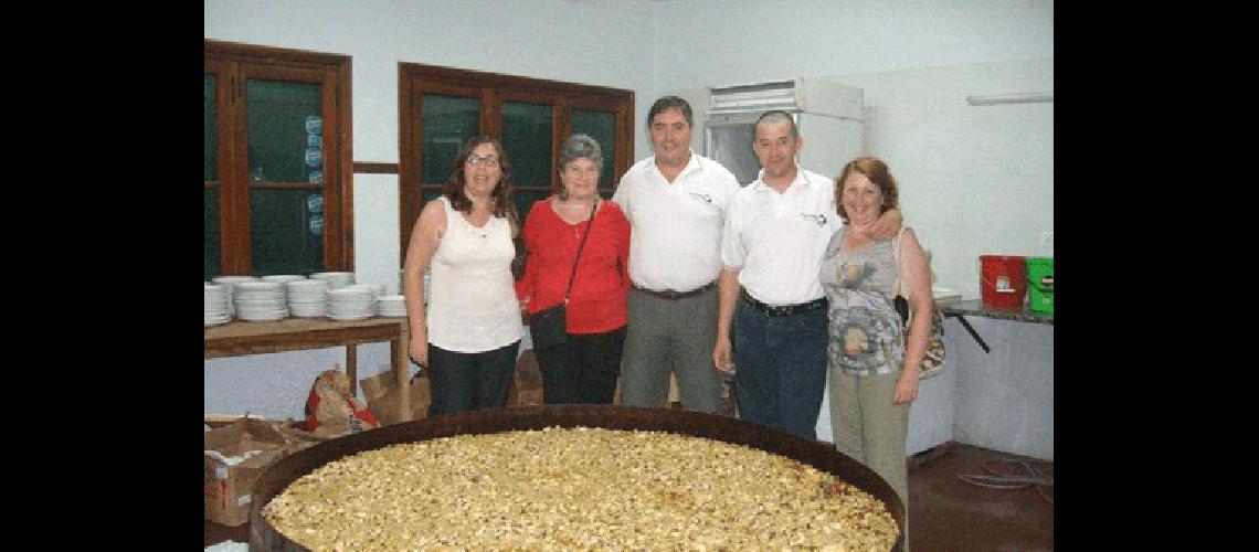 Los dirigentes vascos lapridenses junto a la paella 