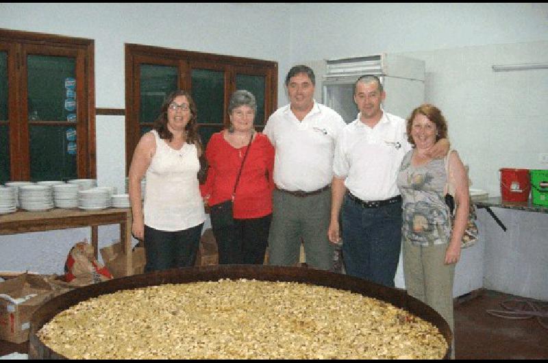 Los dirigentes vascos lapridenses junto a la paella 