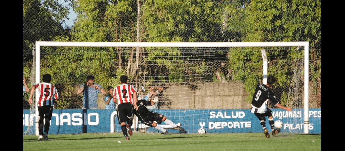 Amiel Cuestas anota el tercer gol para Newbery desde el punto del penal Agencia 