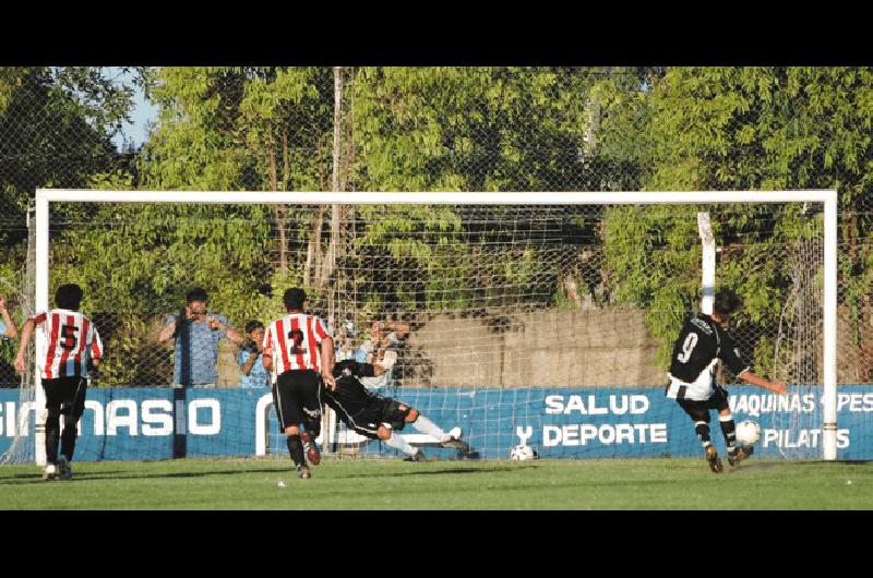 Amiel Cuestas anota el tercer gol para Newbery desde el punto del penal Agencia 