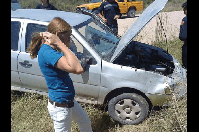 El domingo los bomberos de General La Madrid auxiliaron un automÃ³vil volcado en las cercanÃ­as de la ciudad Agencia 