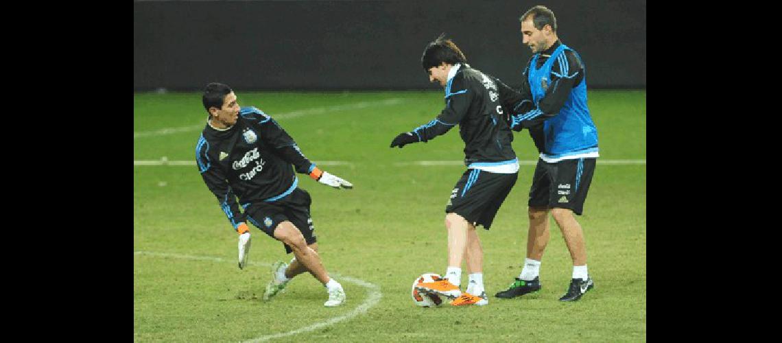 Lionel Messi maniobra entre Angel Di MarÃ­a y Pablo Zabaleta en el entrenamiento de ayer por la tarde en el Stade de GenÃ©ve en Suiza TÃ©lam 