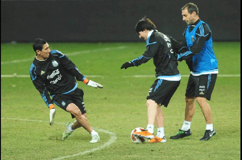 Lionel Messi maniobra entre Angel Di MarÃ­a y Pablo Zabaleta en el entrenamiento de ayer por la tarde en el Stade de GenÃ©ve en Suiza TÃ©lam 