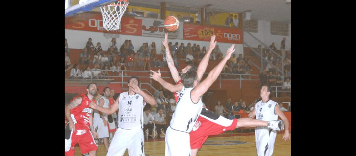 El pivote Gerardo Barrera (14) venÃ­a de anotar 5 puntos el pasado viernes en Tandil ante Independiente El Eco de Tandil 