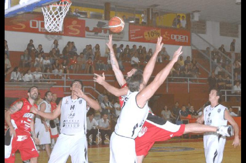 El pivote Gerardo Barrera (14) venÃ­a de anotar 5 puntos el pasado viernes en Tandil ante Independiente El Eco de Tandil 