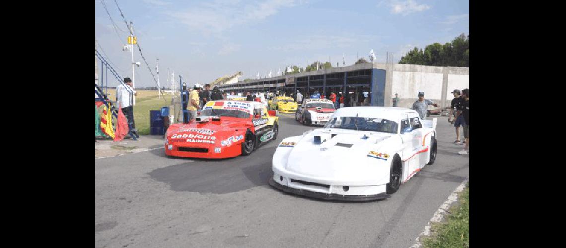 Emanuel Bibiloni (derecha) correrÃ� maÃ±ana su segunda carrera en el TC Pista Mouras Archivo 