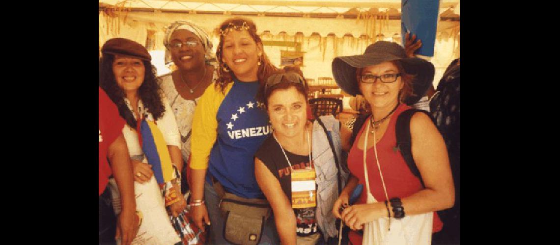 Marcela Guerci junto con un grupo de mujeres chavistas 