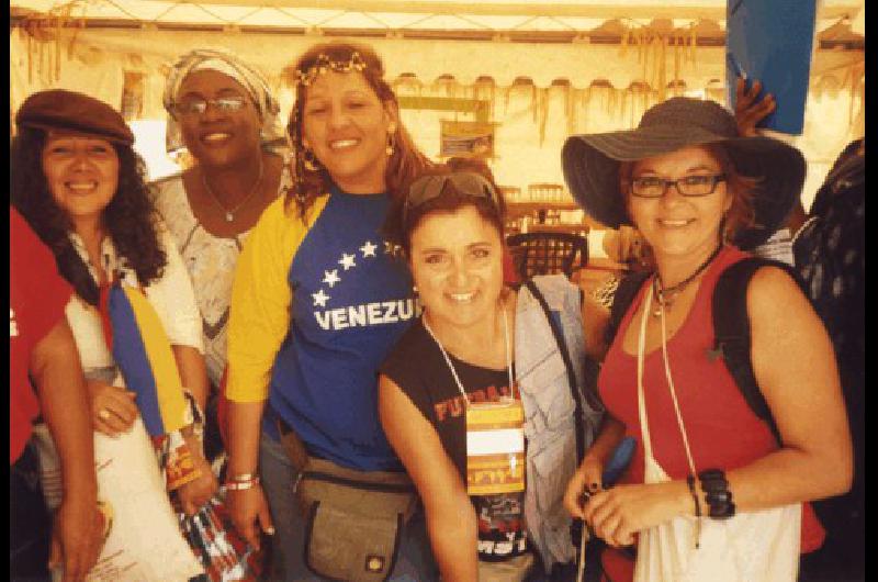 Marcela Guerci junto con un grupo de mujeres chavistas 