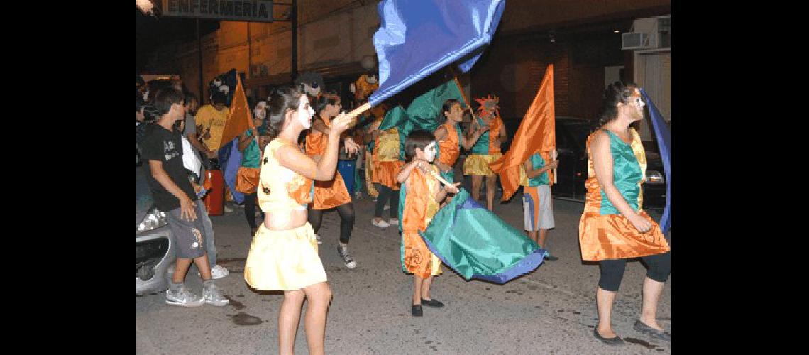 En la plaza San MartÃ­n iniciaron los Carnavales 2011 La comparsa del Complejo abriÃ³ el juego 