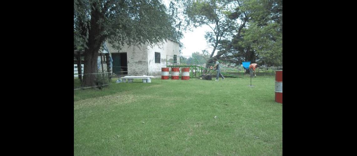 Colaboradores y profesionales del grupo de equinoterapia trabajaron en una nueva pista ubicada en un sector de la Sociedad Rural de La Madrid Grupo de equinoterapia El Arriero 