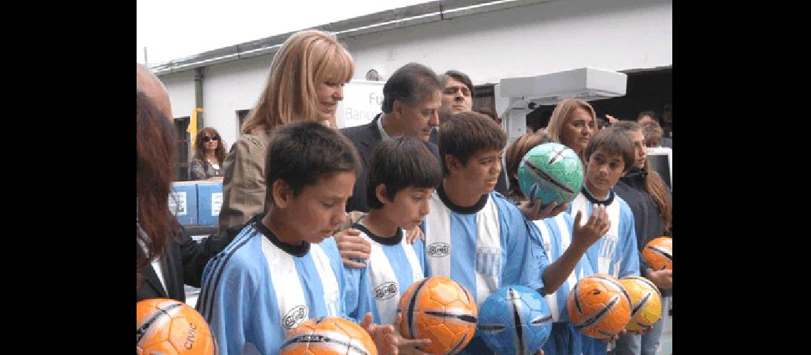 Karina Rabolini estuvo en La Madrid y entregÃ³ ayuda y material a diferentes instituciones locales Fotos- Agencia 