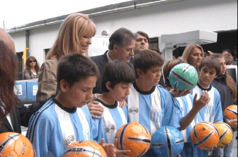 Karina Rabolini estuvo en La Madrid y entregÃ³ ayuda y material a diferentes instituciones locales Fotos- Agencia 