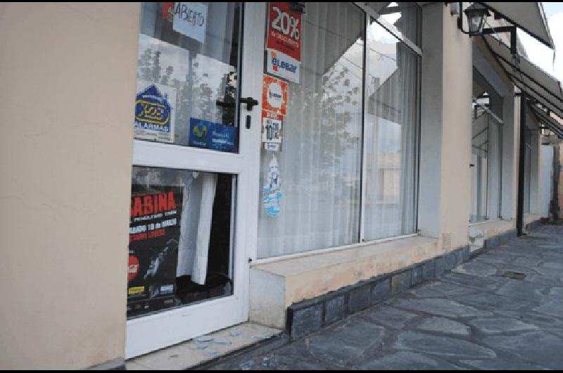 Los ladrones ingresaron por la parte baja de la puerta del kiosco 