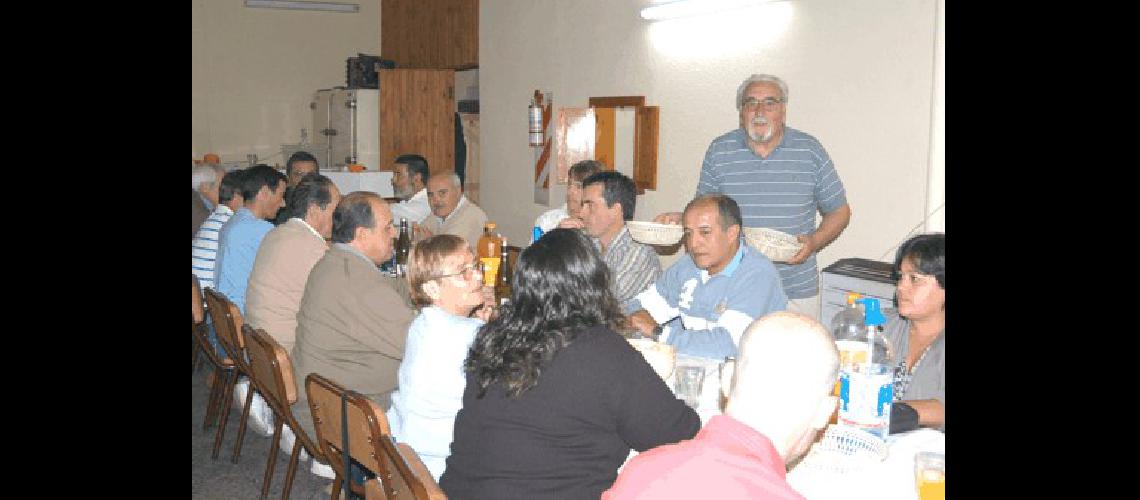 Los carpinteros de General La Madrid festejaron su dÃ­a con una cena en el Club de Pesca Agencia 