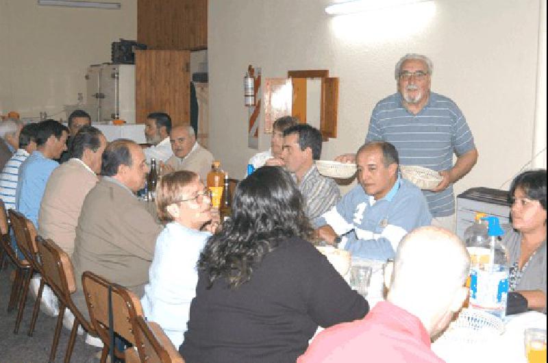 Los carpinteros de General La Madrid festejaron su dÃ­a con una cena en el Club de Pesca Agencia 