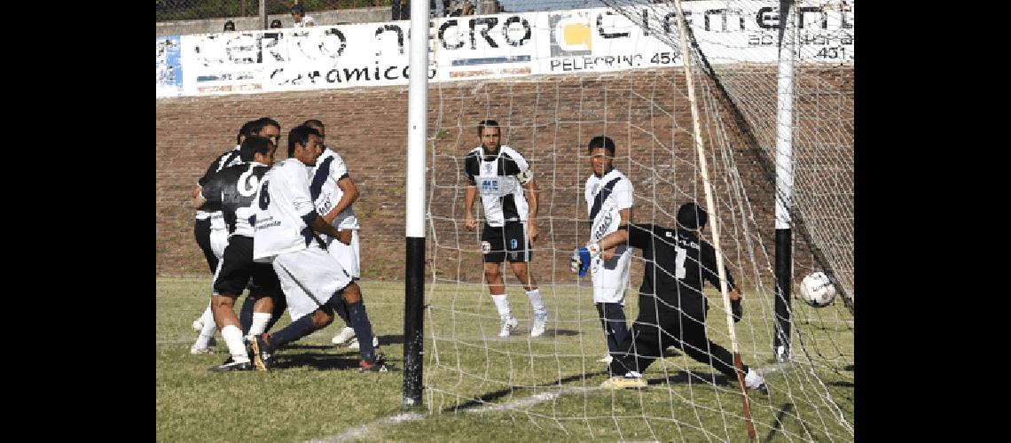 La definiciÃ³n de MartÃ­n Labarrieta terminÃ³ en gol El defensor marcÃ³ dos en la victoria de Estudiantes ante Sierra Chica Lucas Pagano 