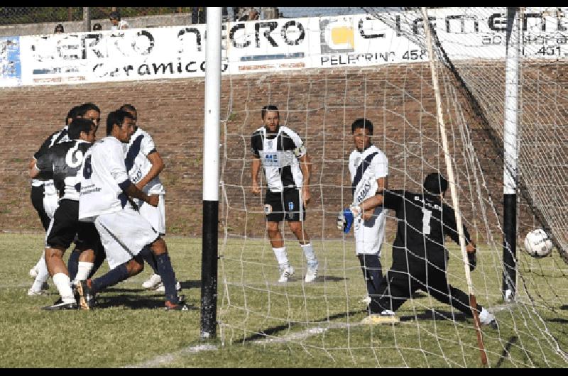 La definiciÃ³n de MartÃ­n Labarrieta terminÃ³ en gol El defensor marcÃ³ dos en la victoria de Estudiantes ante Sierra Chica Lucas Pagano 