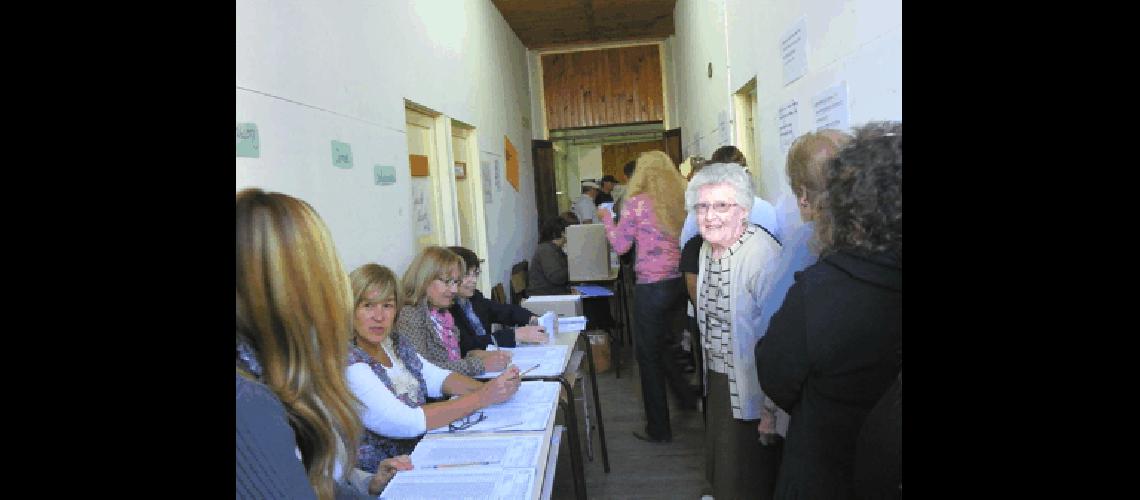 MÃ�s de 1200 personas se acercaron a sufragar En el recuento provisorio la UCR obtuvo mÃ�s del 54 por ciento de los votos 