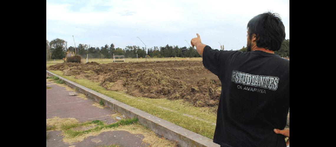 Ayer comenzaron los trabajos para la futura cancha de hockey de cÃ©sped sintÃ©tico que estarÃ� lista en los prÃ³ximos meses Fotos Lucas Pagano 