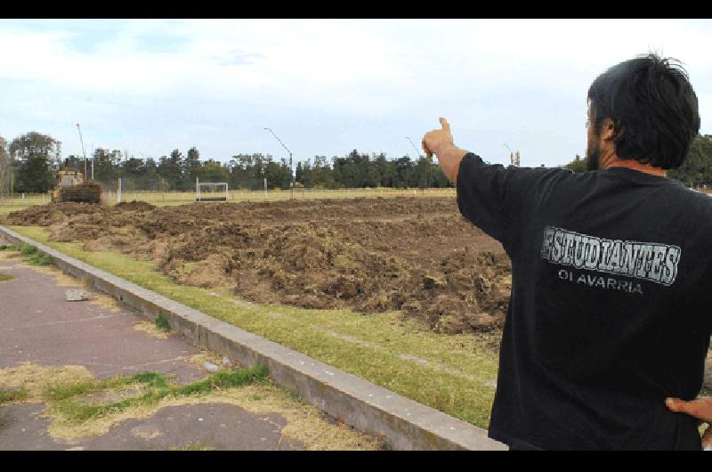 Ayer comenzaron los trabajos para la futura cancha de hockey de cÃ©sped sintÃ©tico que estarÃ� lista en los prÃ³ximos meses Fotos Lucas Pagano 