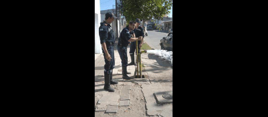 EstÃ�n conectadas a la red de agua corriente cada 200 metros Se utilizan para recargar las unidades en caso de extrema emergencia 