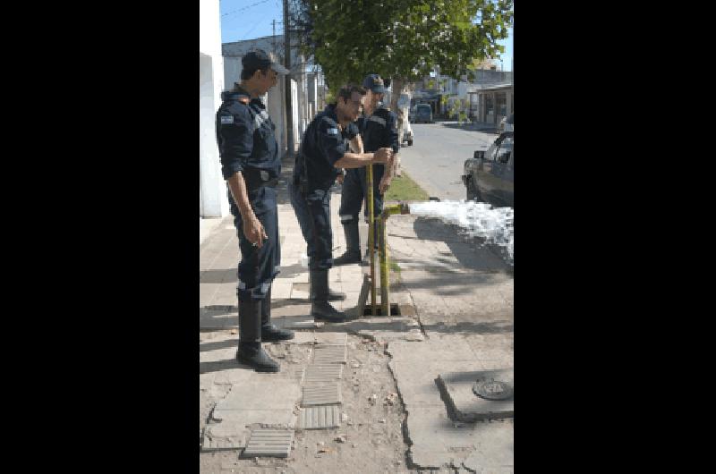 EstÃ�n conectadas a la red de agua corriente cada 200 metros Se utilizan para recargar las unidades en caso de extrema emergencia 