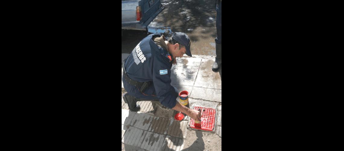 Los Bomnberos Voluntarios de General La Madrid realizan la limpieza de las bocas de incendio Fotos Agencia