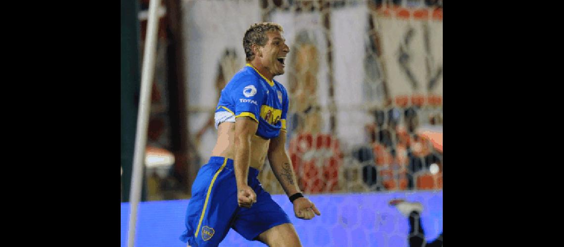 MartÃ­n Palermo pudo festejar El goleador marcÃ³ el tercero en la victoria de Boca ante HuracÃn AFP 