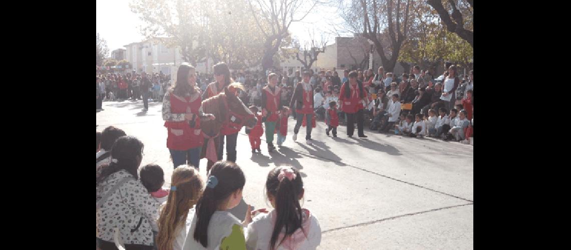 Hasta dos pequeÃ±os caballos tomaron parte de la festividad Uno de ellos presentado por maestras y alumnos del JardÃ­n Maternal Angel de la Guarda 